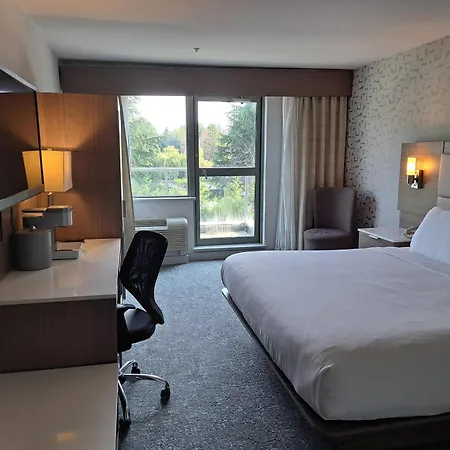 Comfort Hotel Vancouver Airport-3